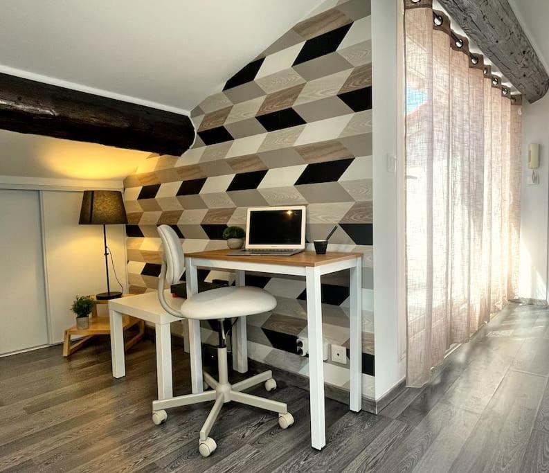 Charme Urbain Sous Les Toits-Terrasse/Clim/Parking Apartment Beziers Bagian luar foto