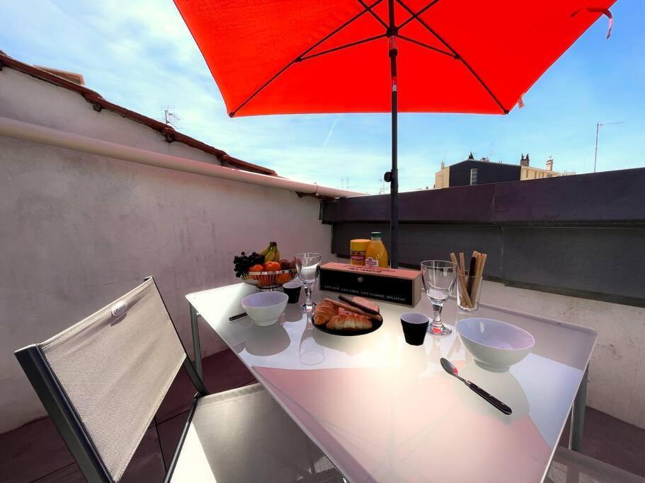 Charme Urbain Sous Les Toits-Terrasse/Clim/Parking Apartment Beziers Bagian luar foto