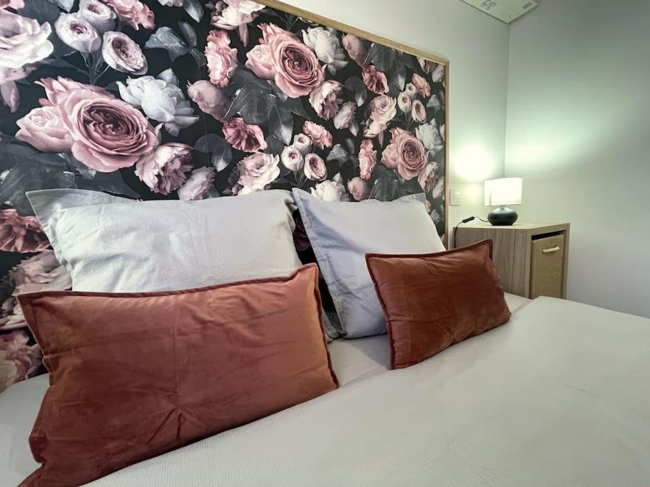 Charme Urbain Sous Les Toits-Terrasse/Clim/Parking Apartment Beziers Bagian luar foto