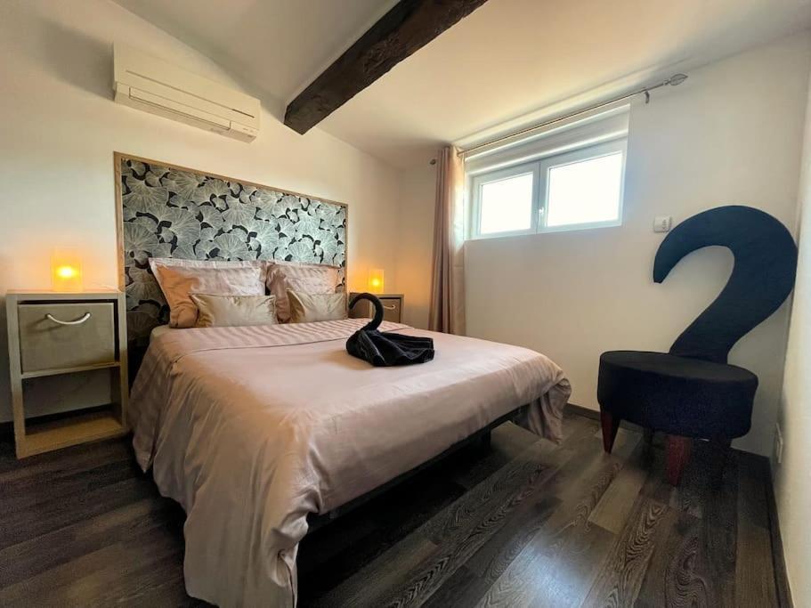 Charme Urbain Sous Les Toits-Terrasse/Clim/Parking Apartment Beziers Bagian luar foto