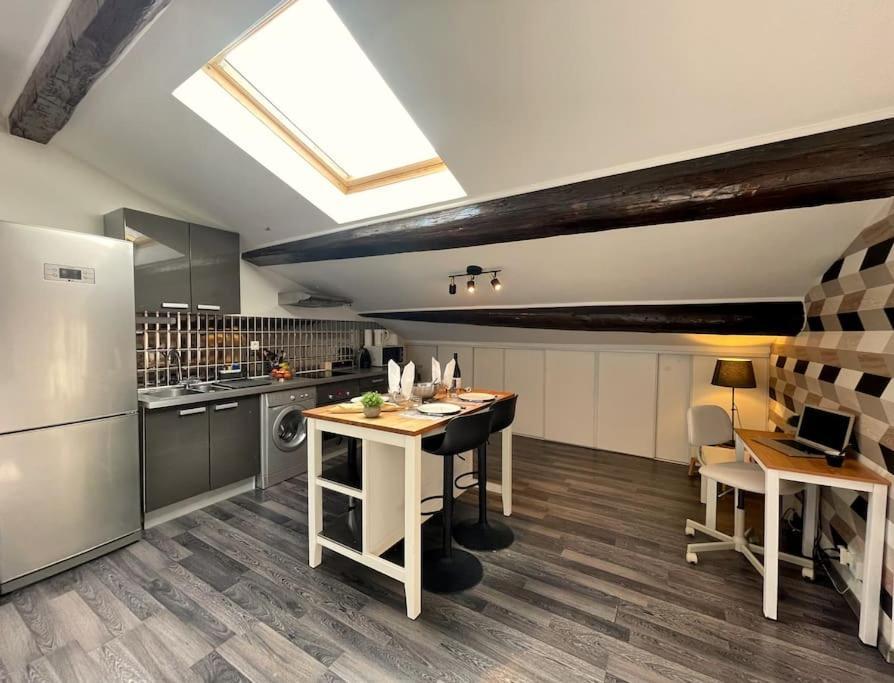 Charme Urbain Sous Les Toits-Terrasse/Clim/Parking Apartment Beziers Bagian luar foto