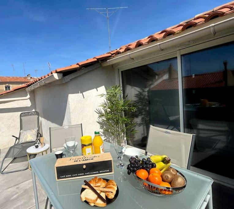 Charme Urbain Sous Les Toits-Terrasse/Clim/Parking Apartment Beziers Bagian luar foto