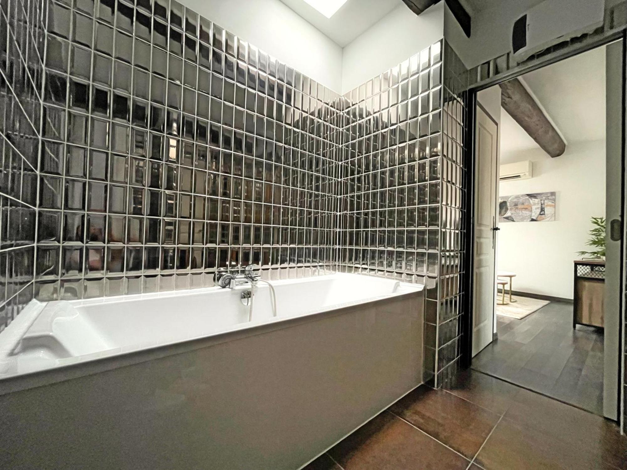 Charme Urbain Sous Les Toits-Terrasse/Clim/Parking Apartment Beziers Bagian luar foto